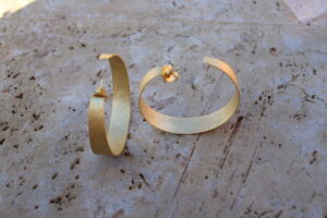 Pendientes de aro de metal dorado Colección Mis Buganvillas.