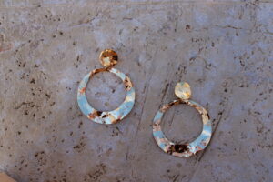 Pendientes de aro de metal dorado brillante martillado de Colección Mis Buganvillas.