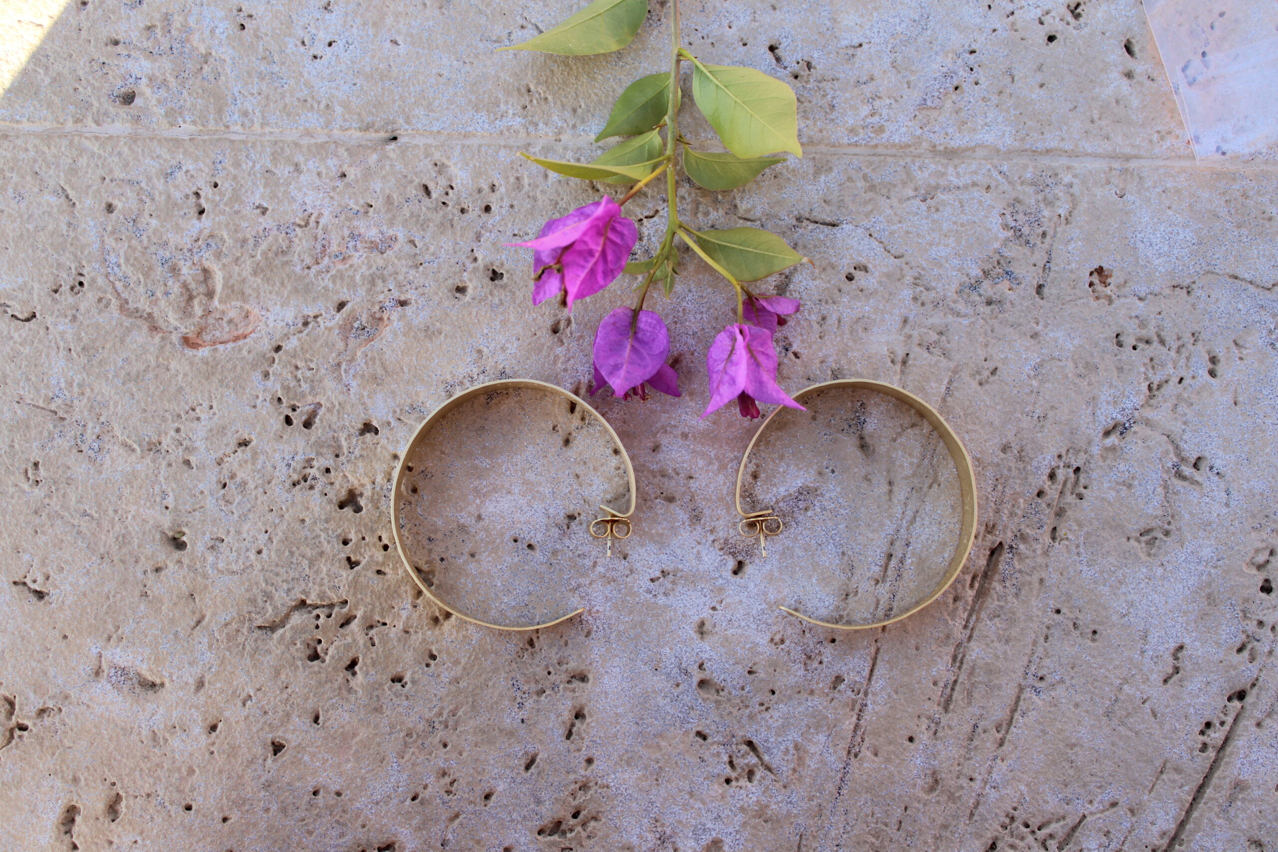 Pendientes de aro de metal dorado Colección Mis Buganvillas. - Imagen 4