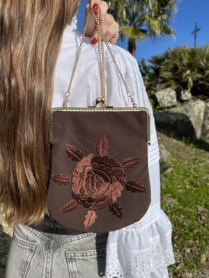 Bolso artesanal bordado creado para Fabiola1987.Modelo redondeado. Flores color chocolate sobre fondo del mismo tono.