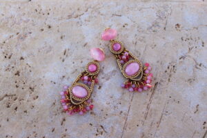 Pendientes largos de metal dorado con 3 óvalos color rosado de Colección Mis Buganvillas.