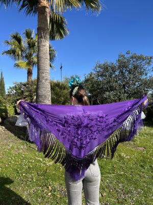 Mantoncillo de Fabiola1987 Colección Guirnalda fondo morado bordado en su mismo color