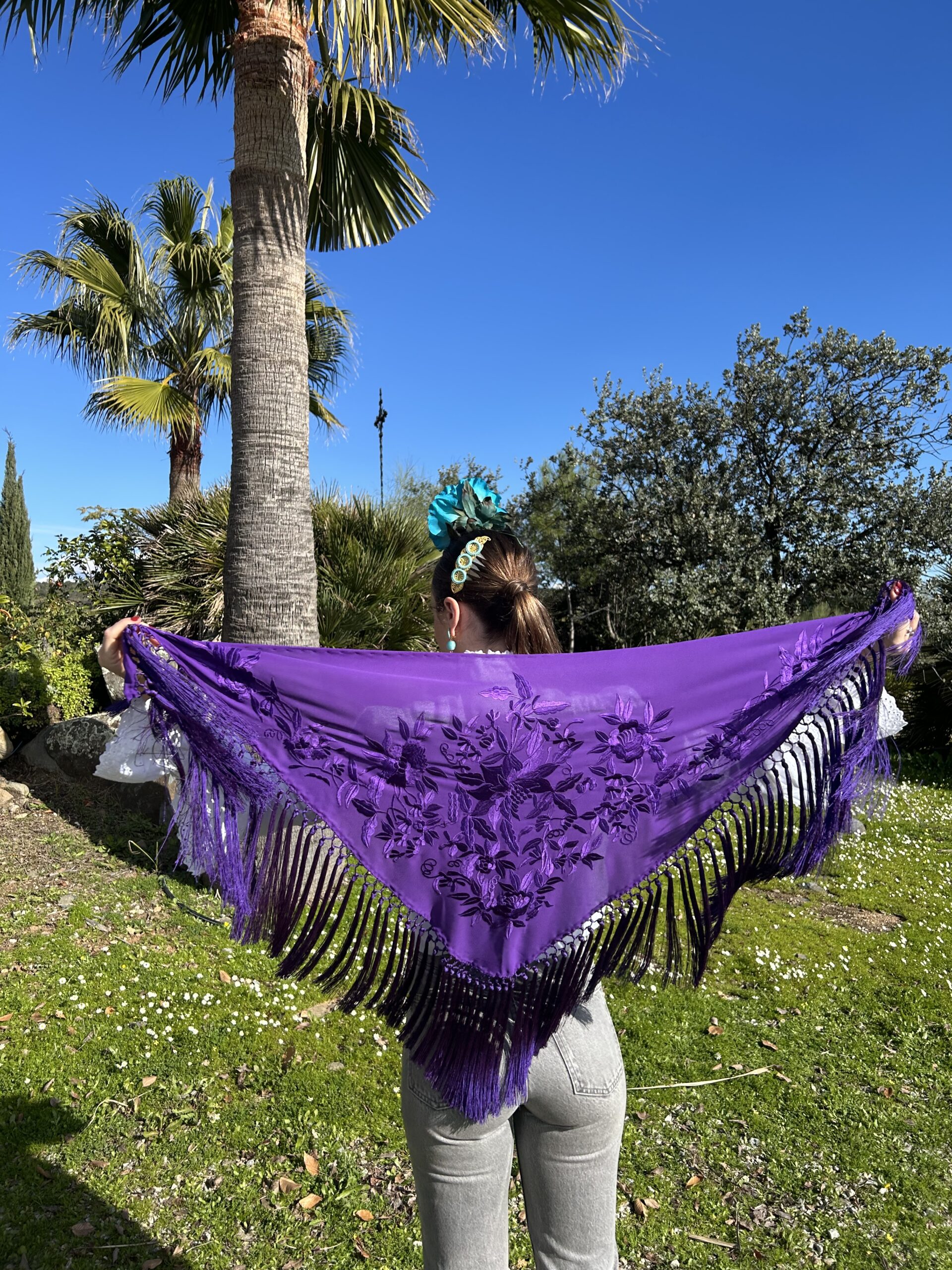 Mantoncillo de Fabiola1987 Colección Guirnalda fondo morado bordado en su mismo color
