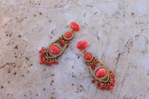 Pendientes largos de metal dorado con 3 óvalos color coral claro de Colección Mis Buganvillas.