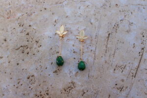 Pendientes largos de metal dorado con 3 hojas y una lágrima color verde de Colección Mis Buganvillas.