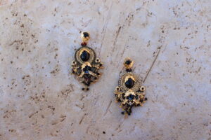 Pendientes largos impresionantes de metal dorado modelo Princesa con color negro de Colección Mis Buganvillas.