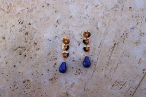 Pendientes largos de metal dorado con 3 arandelas y una lágrima color azulina de Colección Mis Buganvillas.