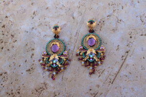 Pendientes largos impresionantes de metal dorado modelo Princesa con colores de Colección Mis Buganvillas.