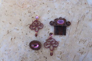 Conjunto de Pendientes largos, Peinecillo y Broche de metal dorado y metacrilato con cristalitos brillantes en color buganvilla clarode Colección Mis Buganvillas.