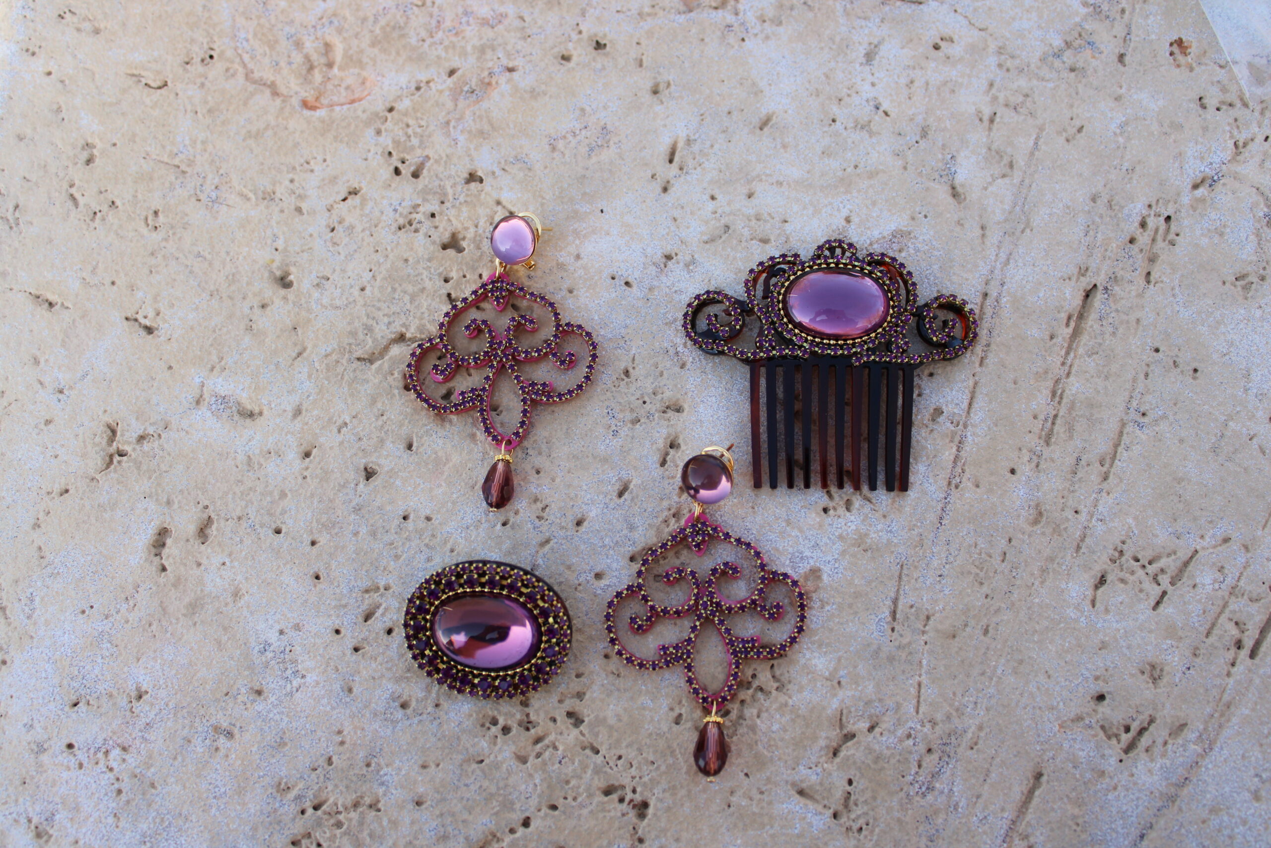 Conjunto de Pendientes largos, Peinecillo y Broche de metal dorado y metacrilato con cristalitos brillantes en color buganvilla clarode Colección Mis Buganvillas.