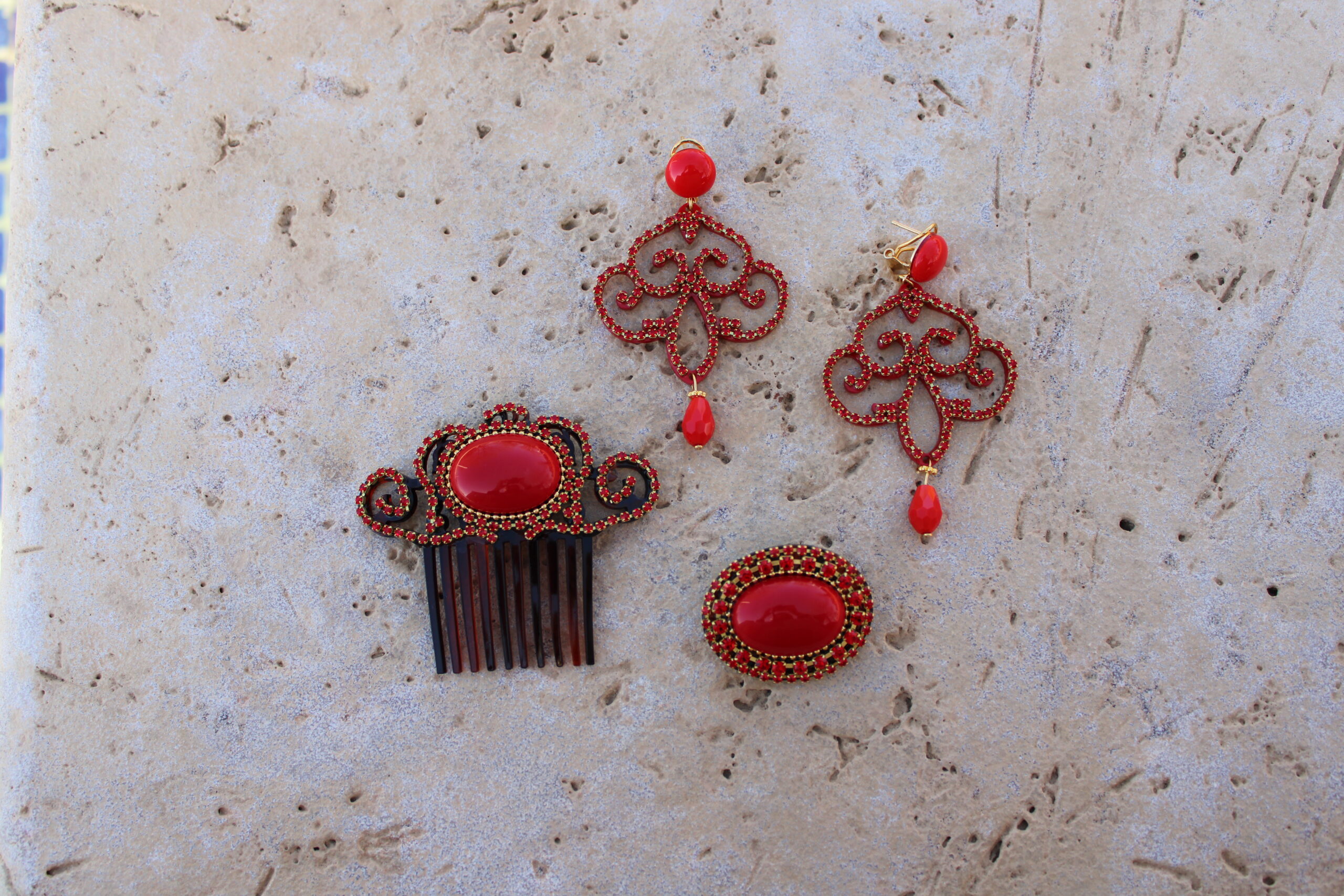 Conjunto de Pendientes largos, Peinecillo y Broche de metal dorado y metacrilato con cristalitos brillantes en color rojo de Colección Mis Buganvillas.