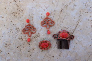 Conjunto de Pendientes largos, Peinecillo y Broche de metal dorado y metacrilato con cristalitos brillantes en color coral de Colección Mis Buganvillas.