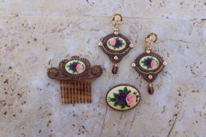 Conjunto de Pendientes largos de metal dorado con camafeo de flores en relieve, Peinecillo y Broche de Colección Mis Buganvillas.